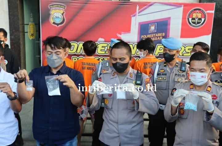 Konferensi Pers, Satnarkoba Polrestabes Makassar Ungkap Peredaran Narkoba Melalui Medsos
