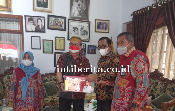 Keluarga Krg Polong Bangkeng, Terharu Terima  Bingkisan dari Plt Gubernur Sulsel